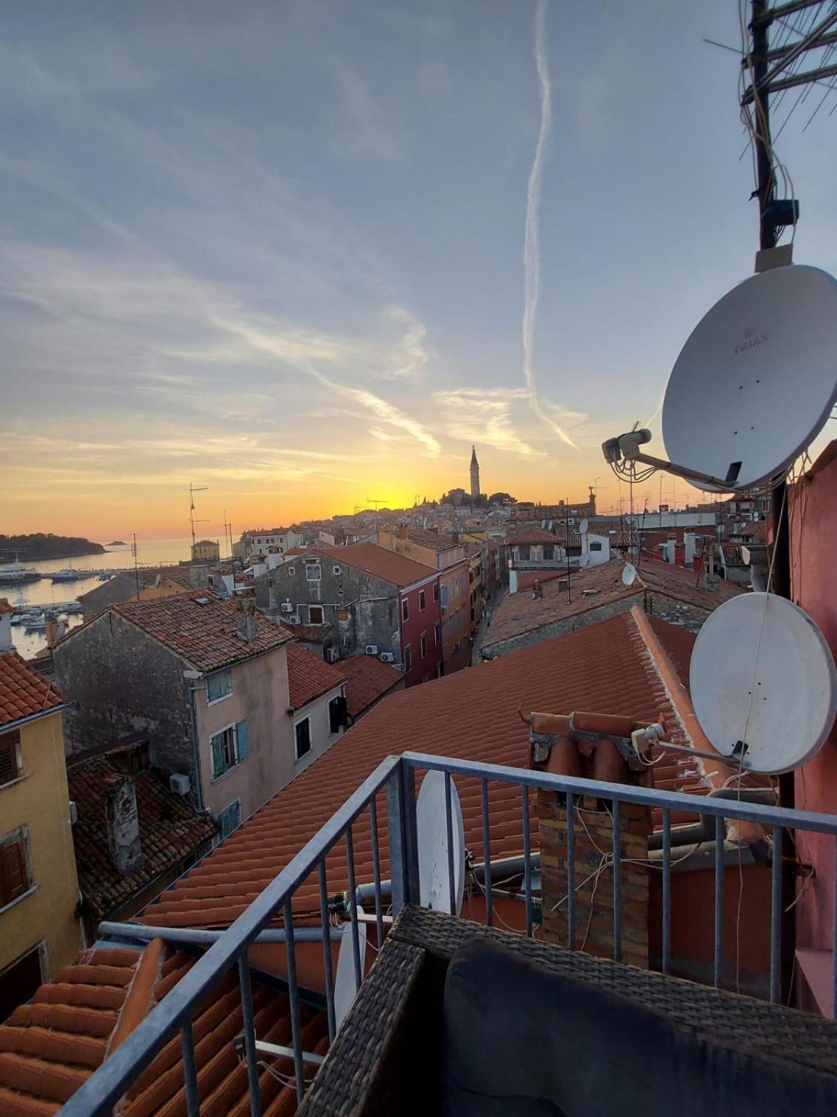 Beautiful Sunsets Over The Roofs Of Rovinj Apartment Bagian luar foto